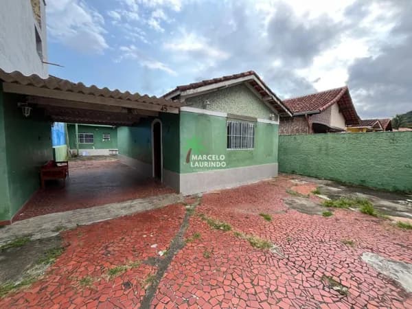 Casa em Mongaguá Itaóca a 300 metros da praia com 4 dormitórios e edícula