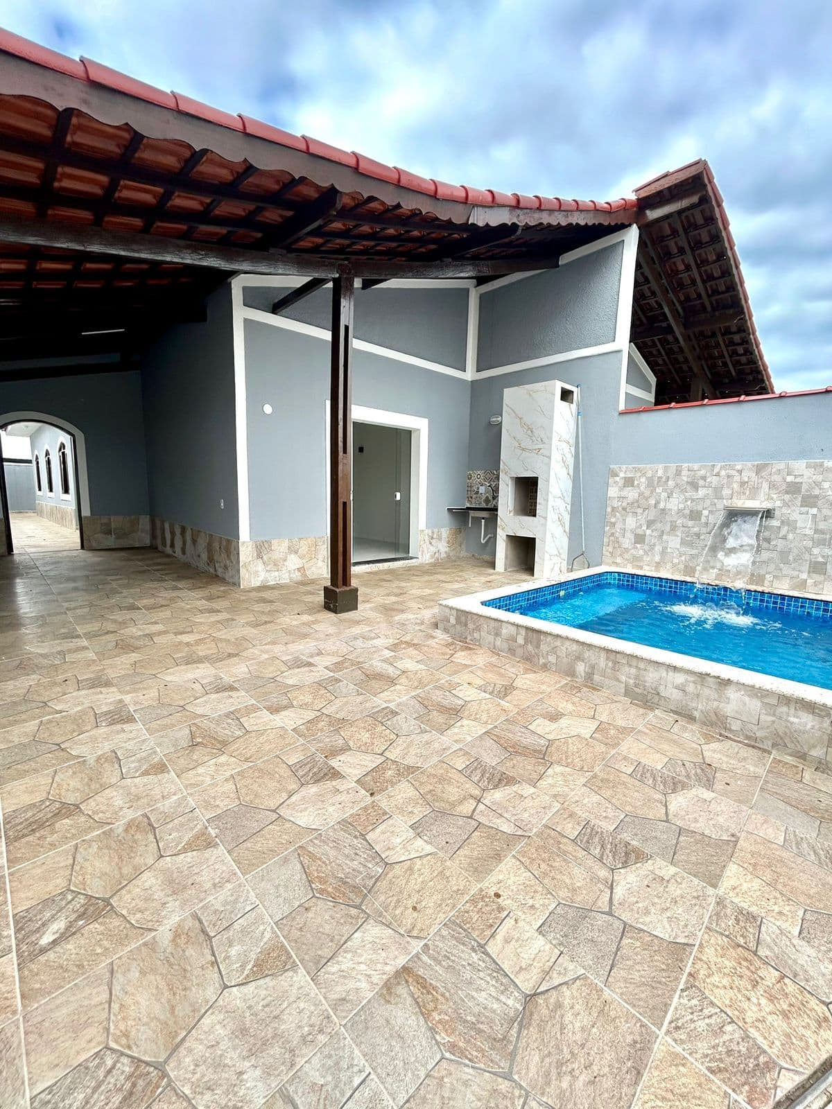 LADO PRAIA 100 METROS PISCINA 3 DORMITORIOS 2 VAGA DE CARRO MONGAGUA