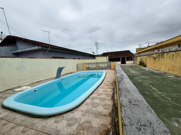 Casa à venda no Florida Mirim em Mongaguá/SP com 2 dormitórios, churrasqueira e 6 vagas