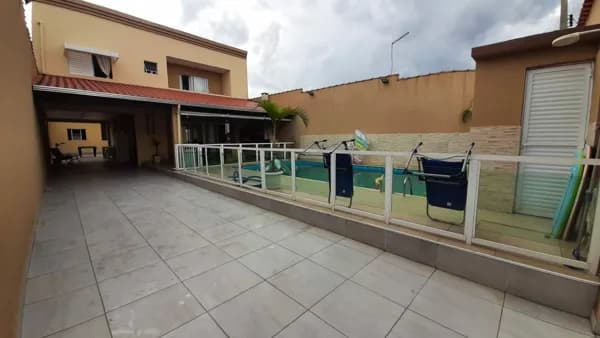 Sobrado de Alto Padrão a 250 Metros da Praia - R$ 870 Mil