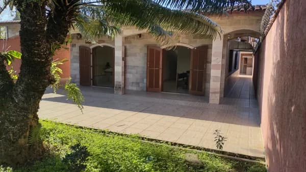 CASA MAIS BONITA DE MONGAGUÁ LADO PRAIA LOTE INTEIRO