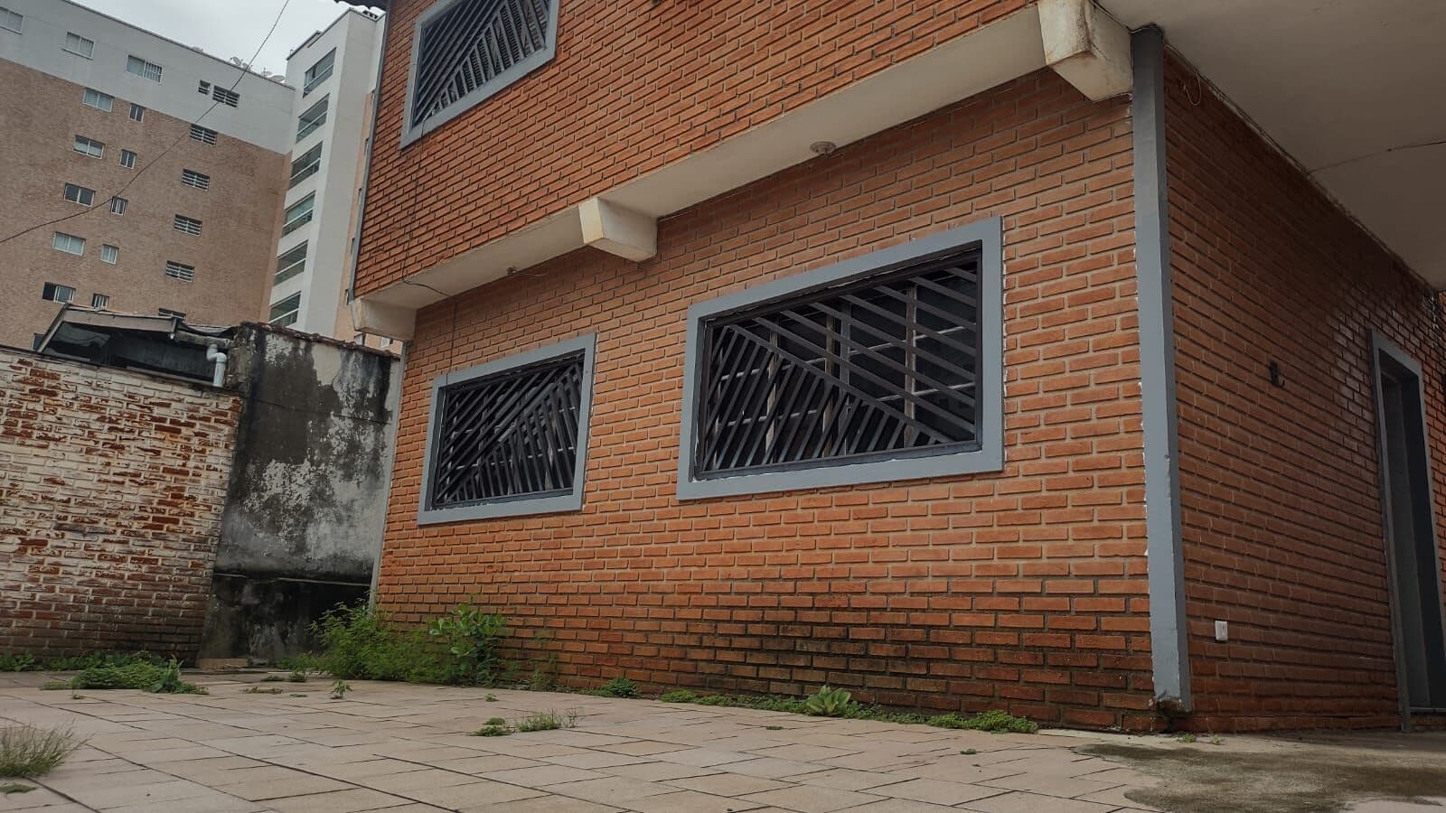 🌟 Sobrado no Centro de Mongaguá – SP 🏡 Imóvel amplo e confortável a apenas 50 metros da praia!