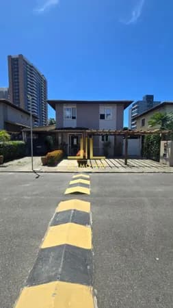 CASA EM COND. 4/4 SENDO 2 SUÍTES - PIATÃ