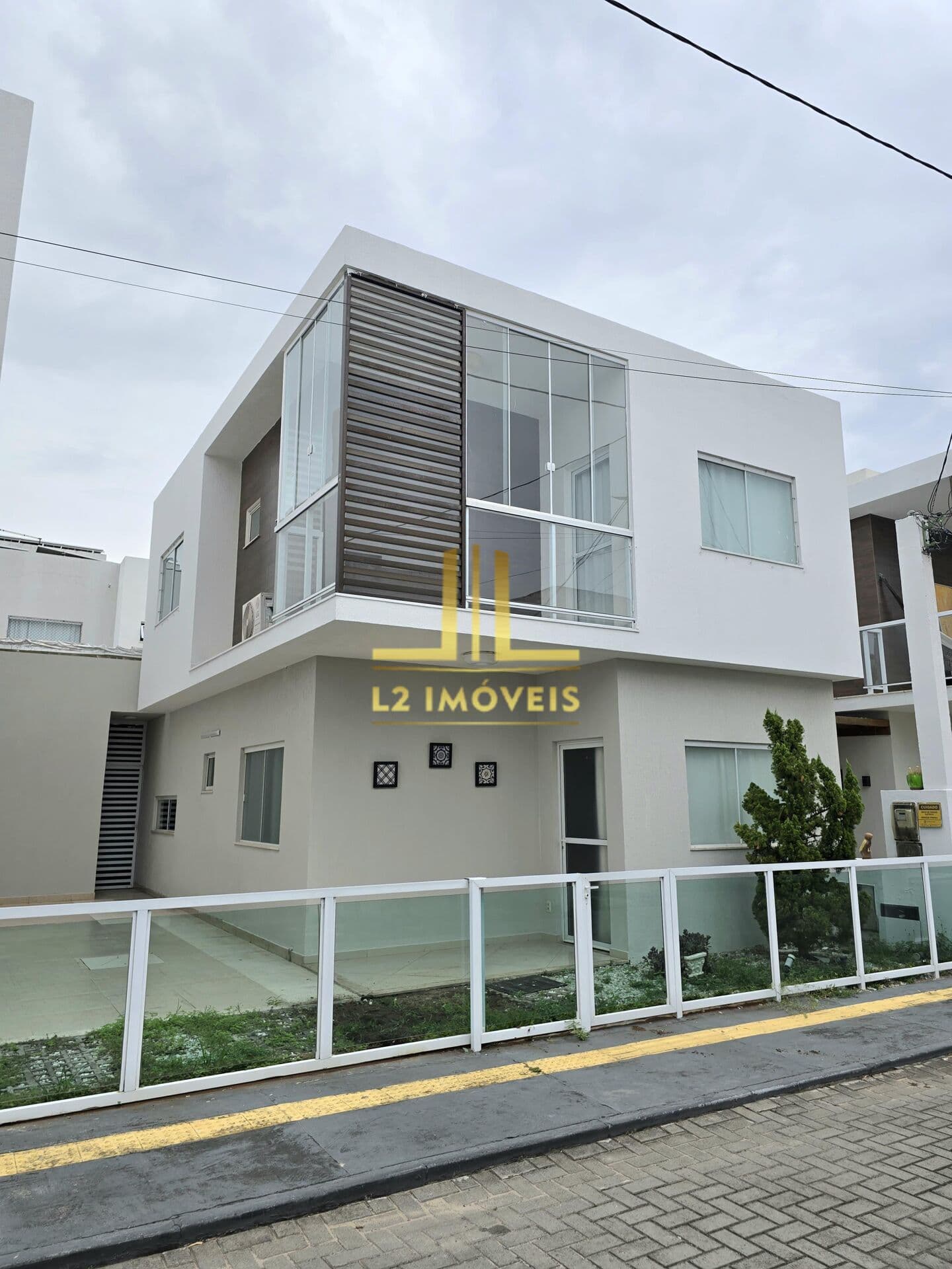 CASA DUPLEX - 4/4 SENDO 3 SUÍTES - 150M² - 02 VAGAS - VILA PRAIANA - LAURO DE FREITAS