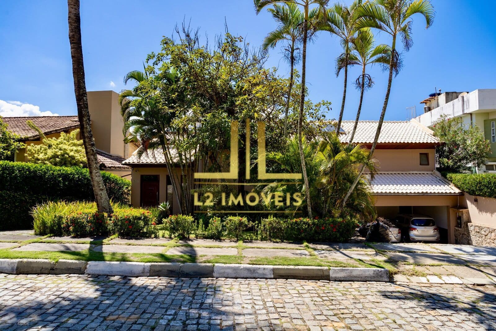 CASA LUXUOSA - 4 QUARTOS SENDO 3 SUÍTES - PITUAÇU