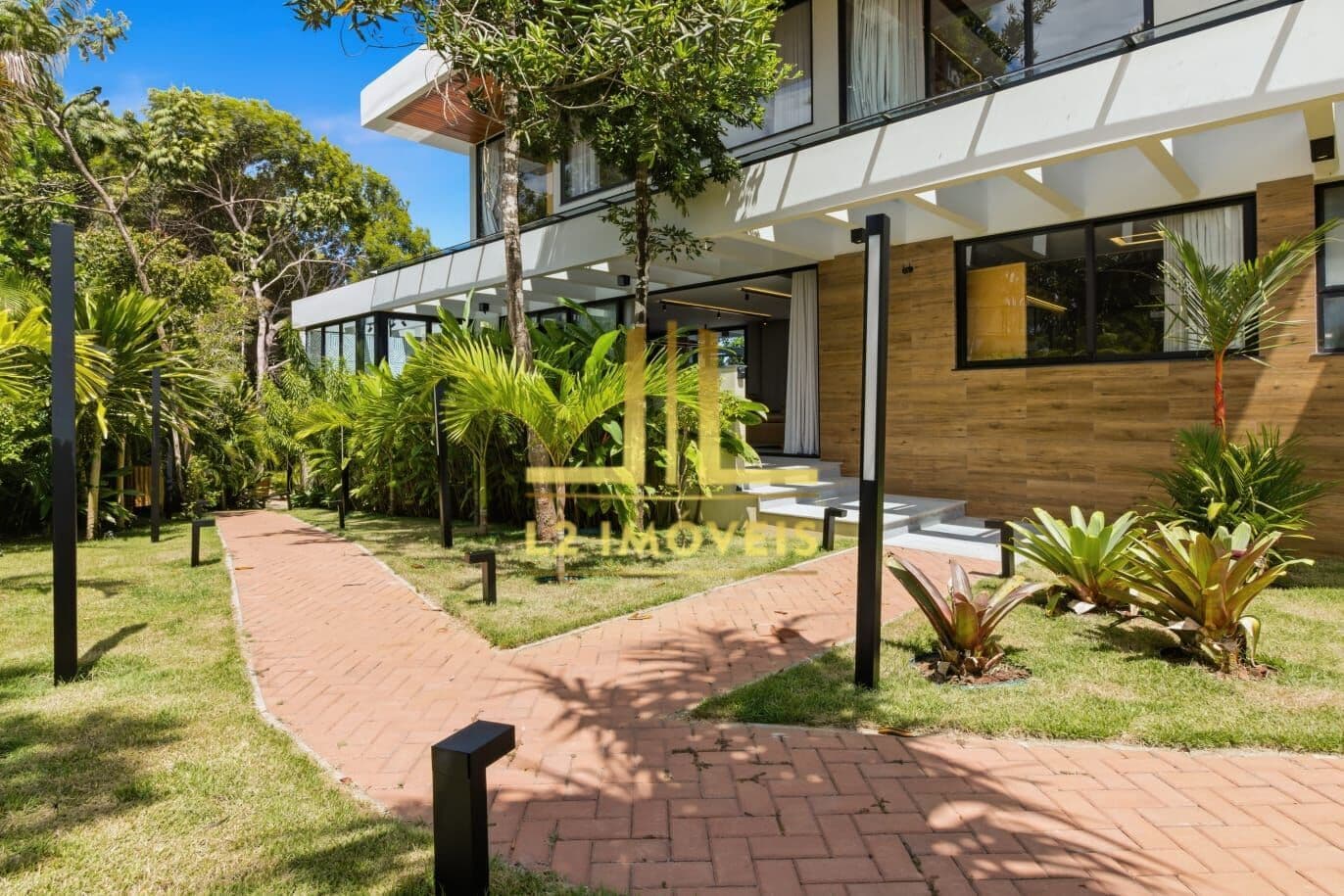 CASA ALTO PADRÃO - 4/4 SENDO 2 SUÍTES - 766M² - PORTEIRA FECHADA - PRAIA DO FORTE