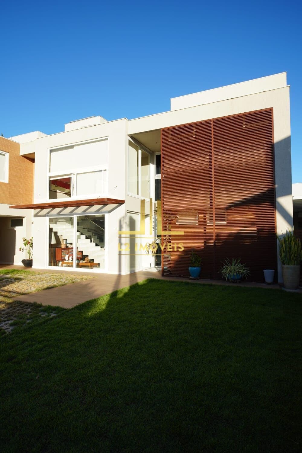 CASA LUXUOSA - 8 QUARTOS SENDO 6 SUÍTES - PORTEIRA FECHADA - GUARAJUBA