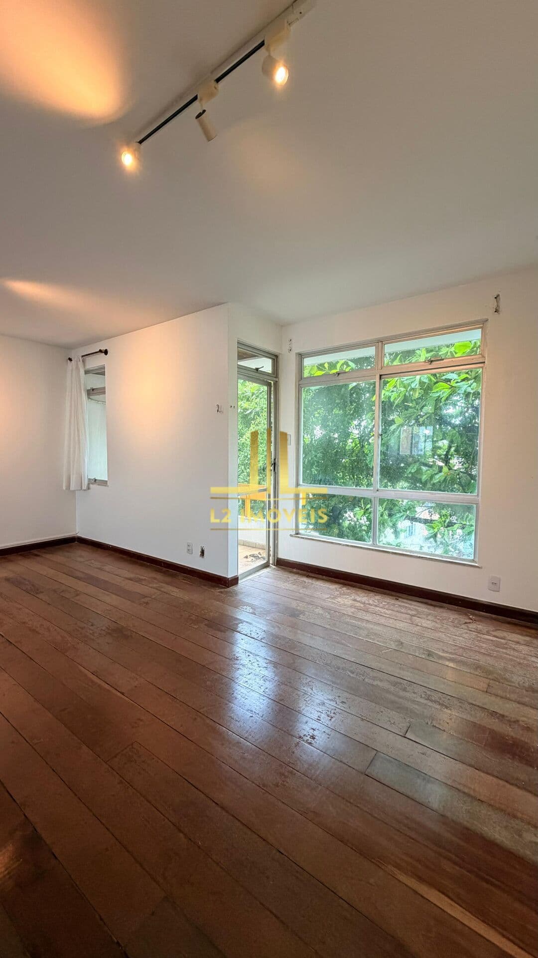 APARTAMENTO - 2/4 SENDO 1 SUÍTE - 96M² - 01 VAGA - RIO VERMELHO