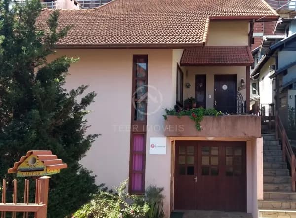 Casa Triplex 3 dormitórios 3 banheiros lareira, churrasqueira.
