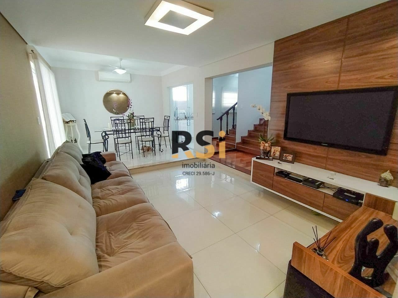 Linda casa assobrada