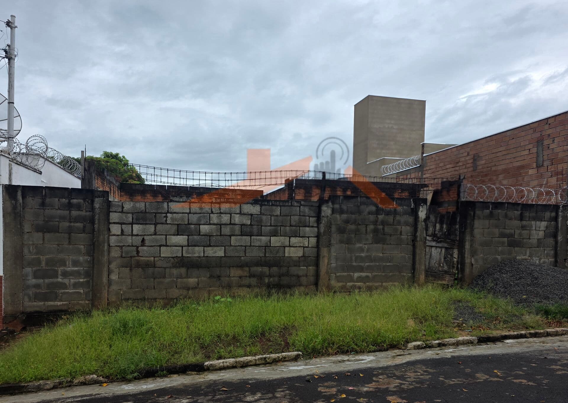 Terreno com Construção