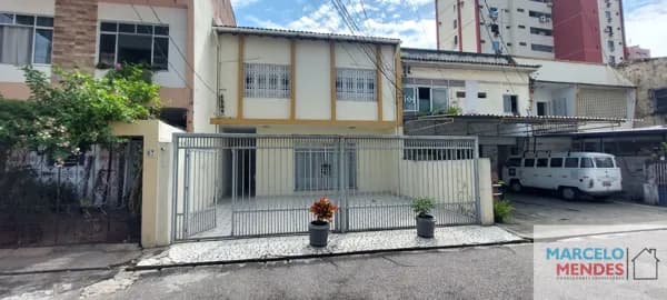 Casa em alameda com portaria com 4/4 s/ 1 suíte 3 vgs garagem na Magalhães Barata