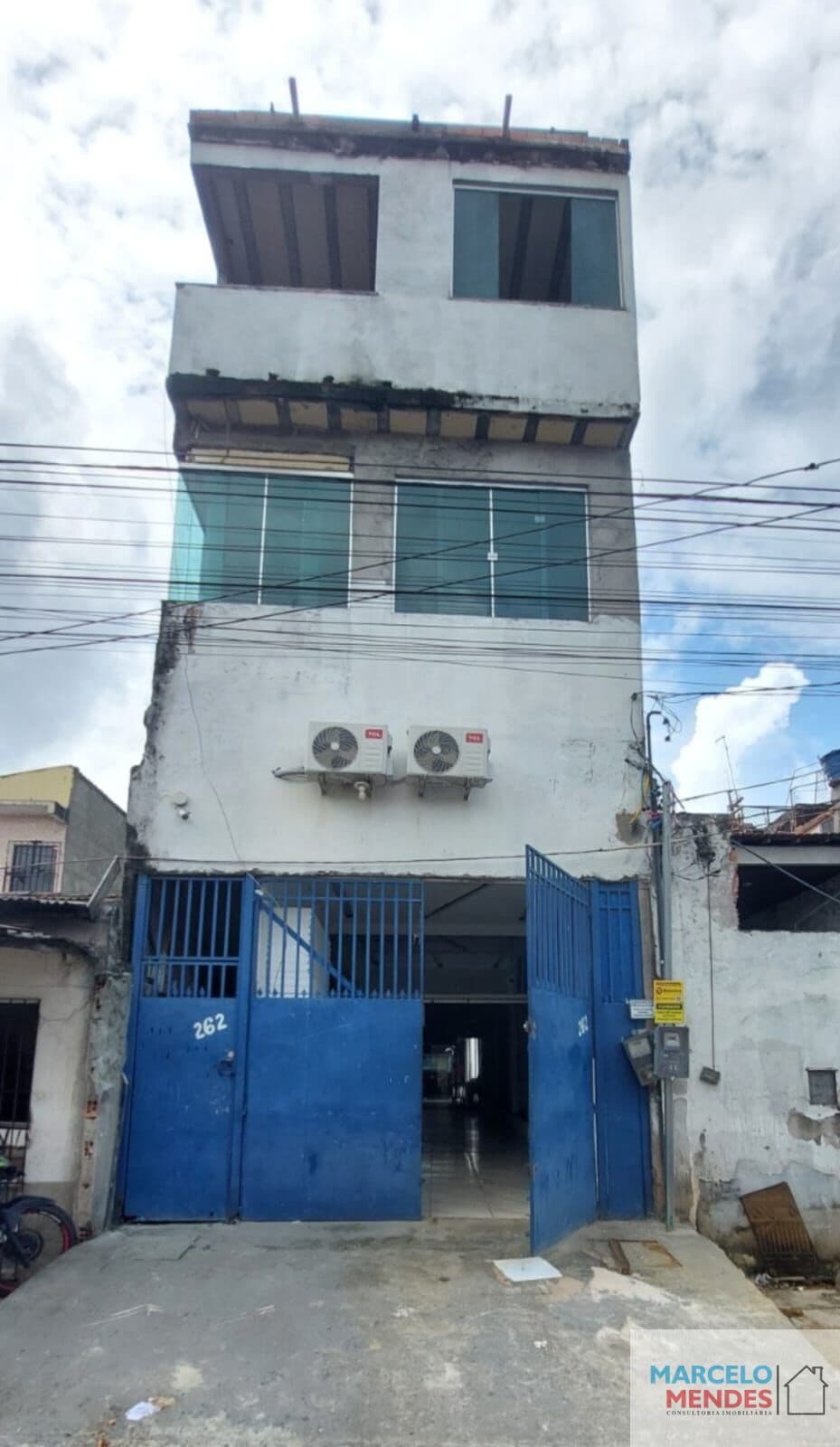 INVESTIDOR - 2 Prédios Comerciais de 3 pavimentos com 6 kitnets piscina e salões livres