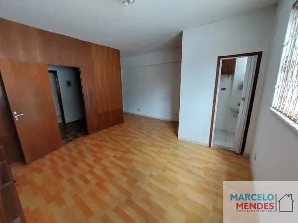 Sala Comercial com 35 mts com divisória tipo sala de espera no centro comercial