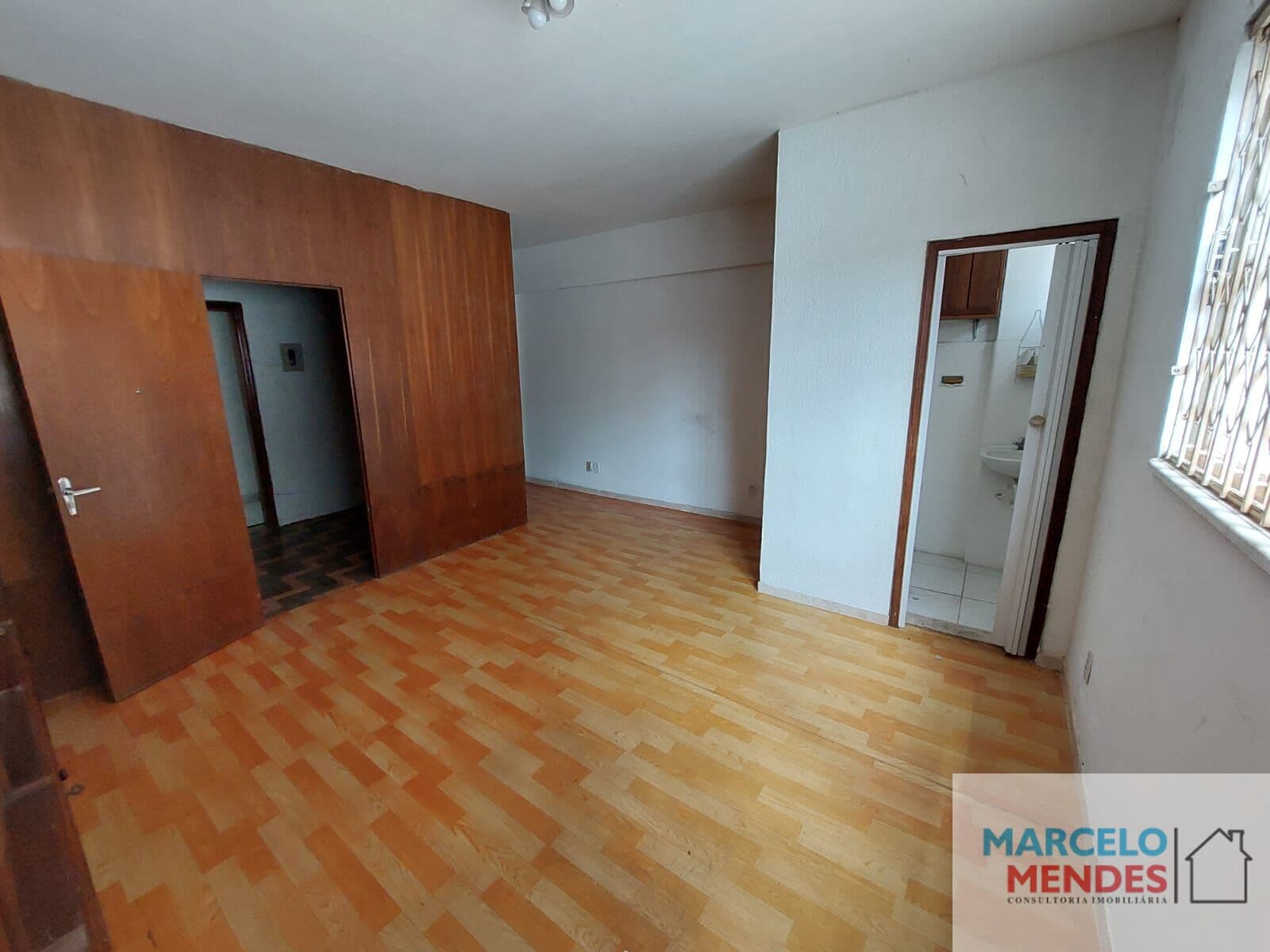 Sala Comercial com 35 mts com divisória tipo sala de espera no centro comercial