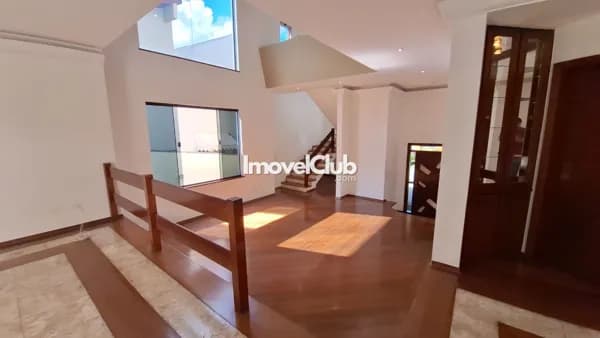 Casa em Condomínio com 04 amplas suítes e 03 vagas cobertas na garagem