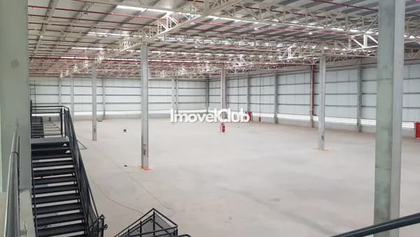 Galpões modulares, com 1.700 metros, 02 e 03 docas, pátio de manobras, condomínio fechado, segurança 24 horas.