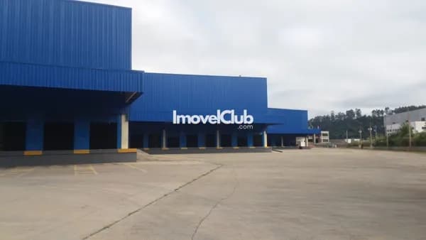 Galpão para Alugar, com 3711 metros, com 05 docas, estacionamento, próximo à rodovia