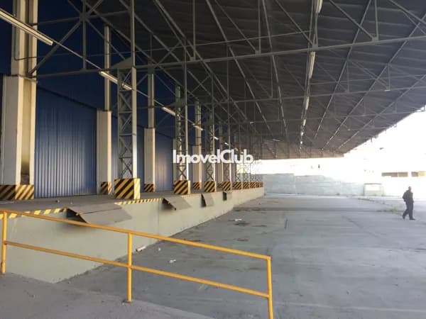Galpão Logístico com Docas Elevadas e Estacionamento para Carretas próximo á Rodovia Castelo Branco