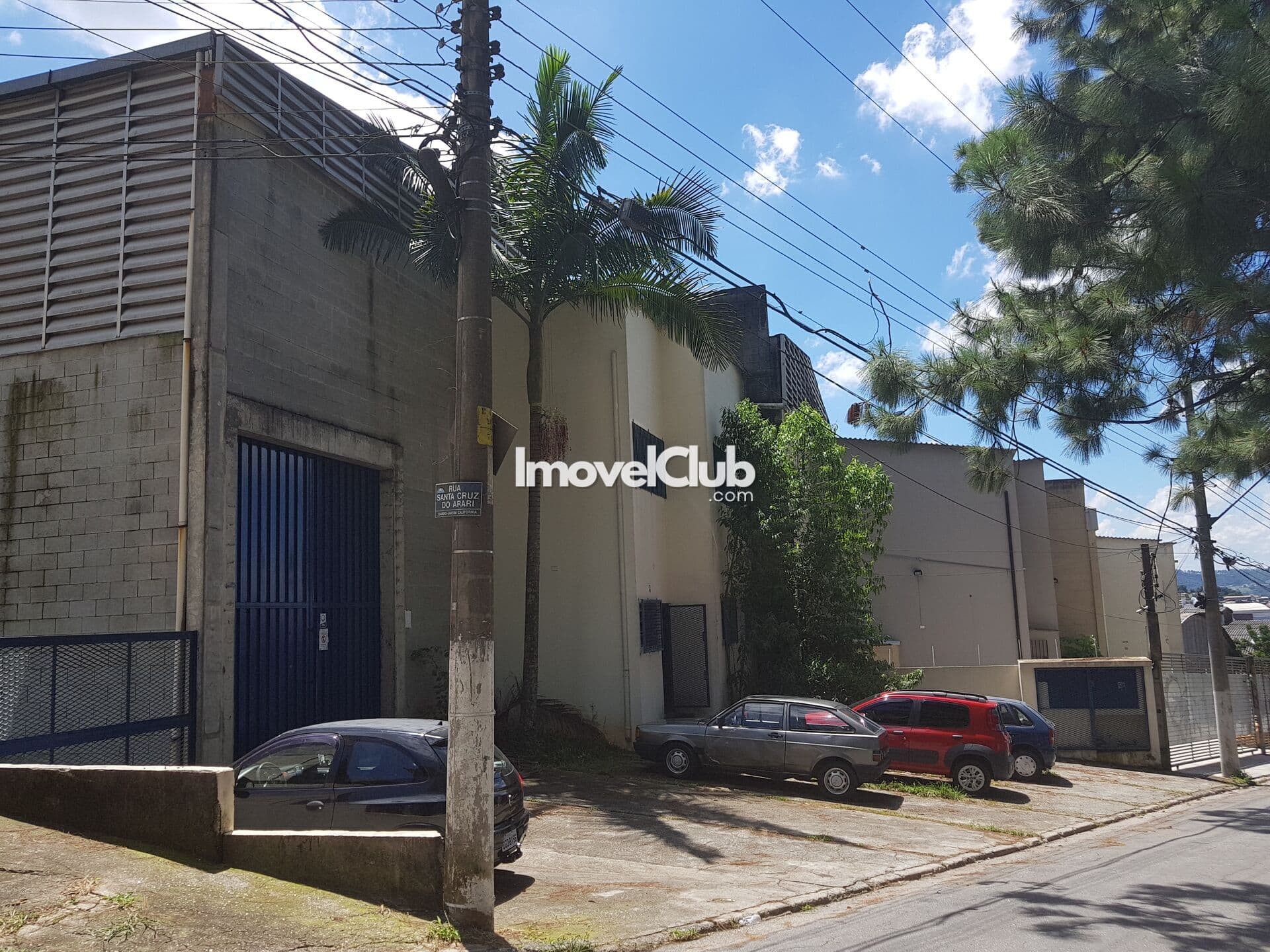 Galpão em Barueri para Alugar com 700 metros, entrada de carga e pavimento administrativo.