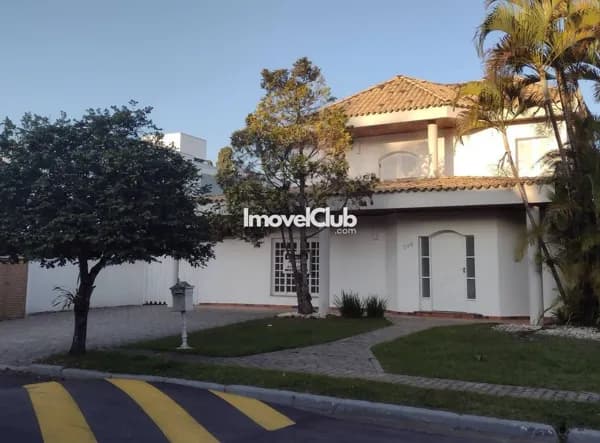 Casa Alto Padrão para Alugar em Alphaville. com 03 quartos (01 suíte), repleta de armários, lazer completo
