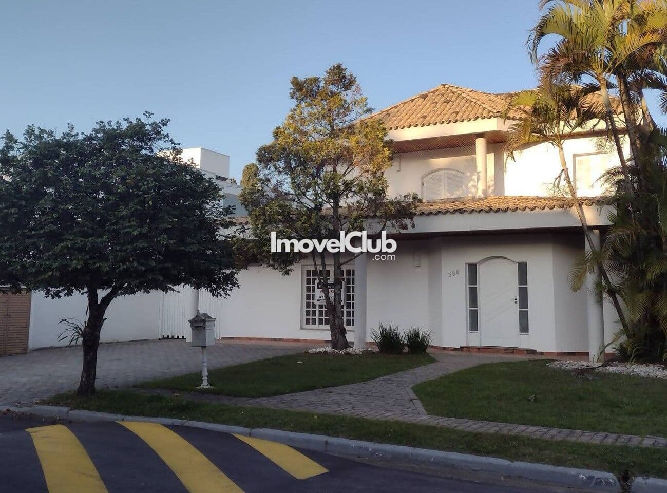 Casa Alto Padrão para Alugar em Alphaville. com 03 quartos (01 suíte), repleta de armários, lazer completo
