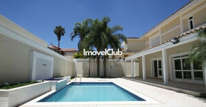 Casa à Venda em Alphaville, com 04 quartos (02 suítes), 03 vagas na garagem, lazer completo com piscina