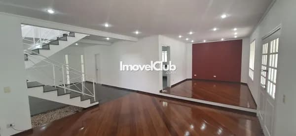 Casa para Alugar em Alphaville com 04 quartos (02 suítes), 02 vagas cobertas, repleta de armários