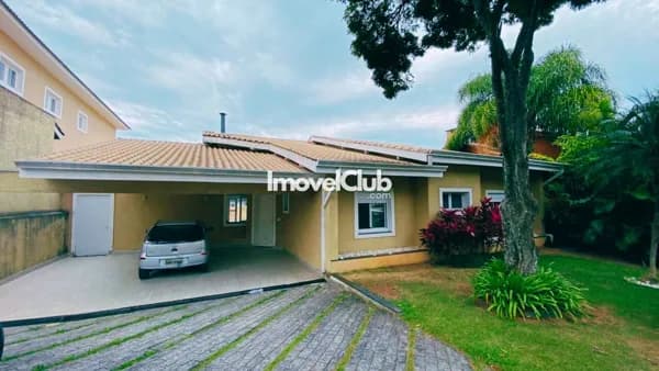 Bela Casa Térrea em Alphaville para Alugar, com 04 amplas suítes, repleta de armários e lazer com piscina