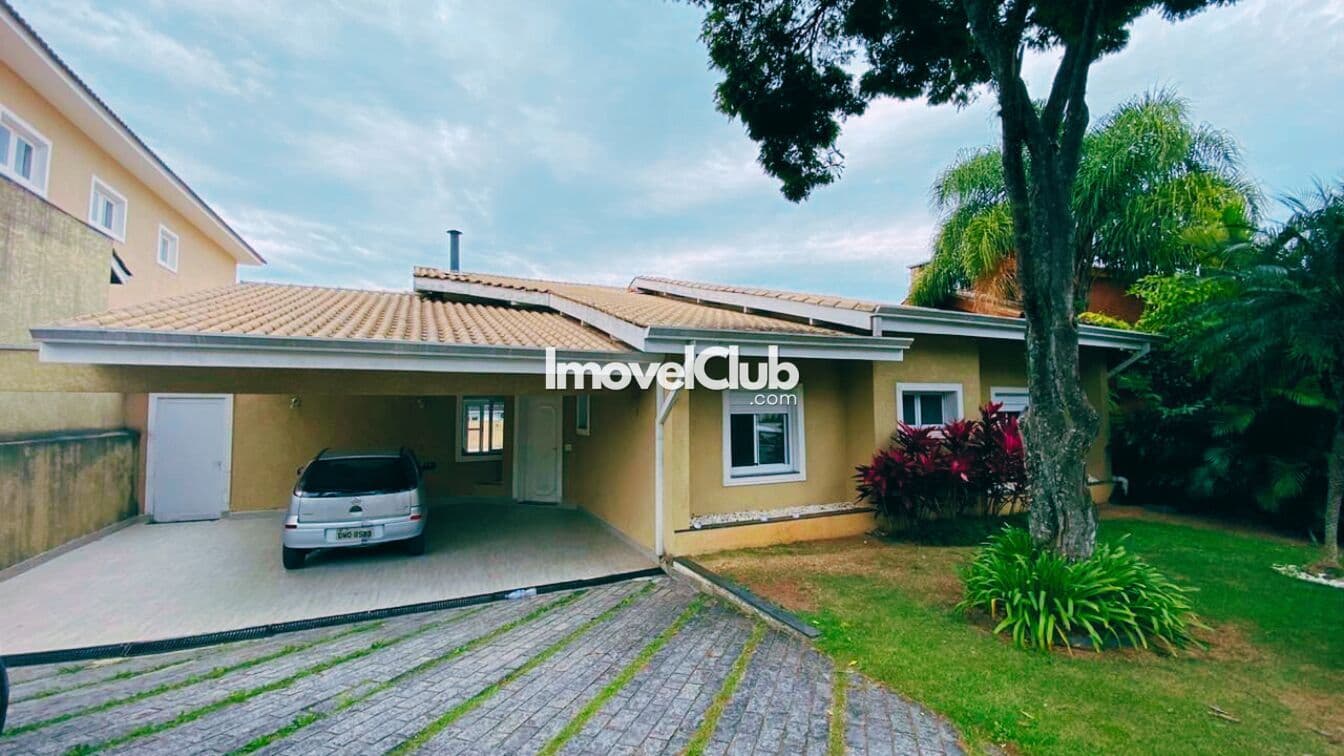Bela Casa Térrea em Alphaville para Alugar, com 04 amplas suítes, repleta de armários e lazer com piscina