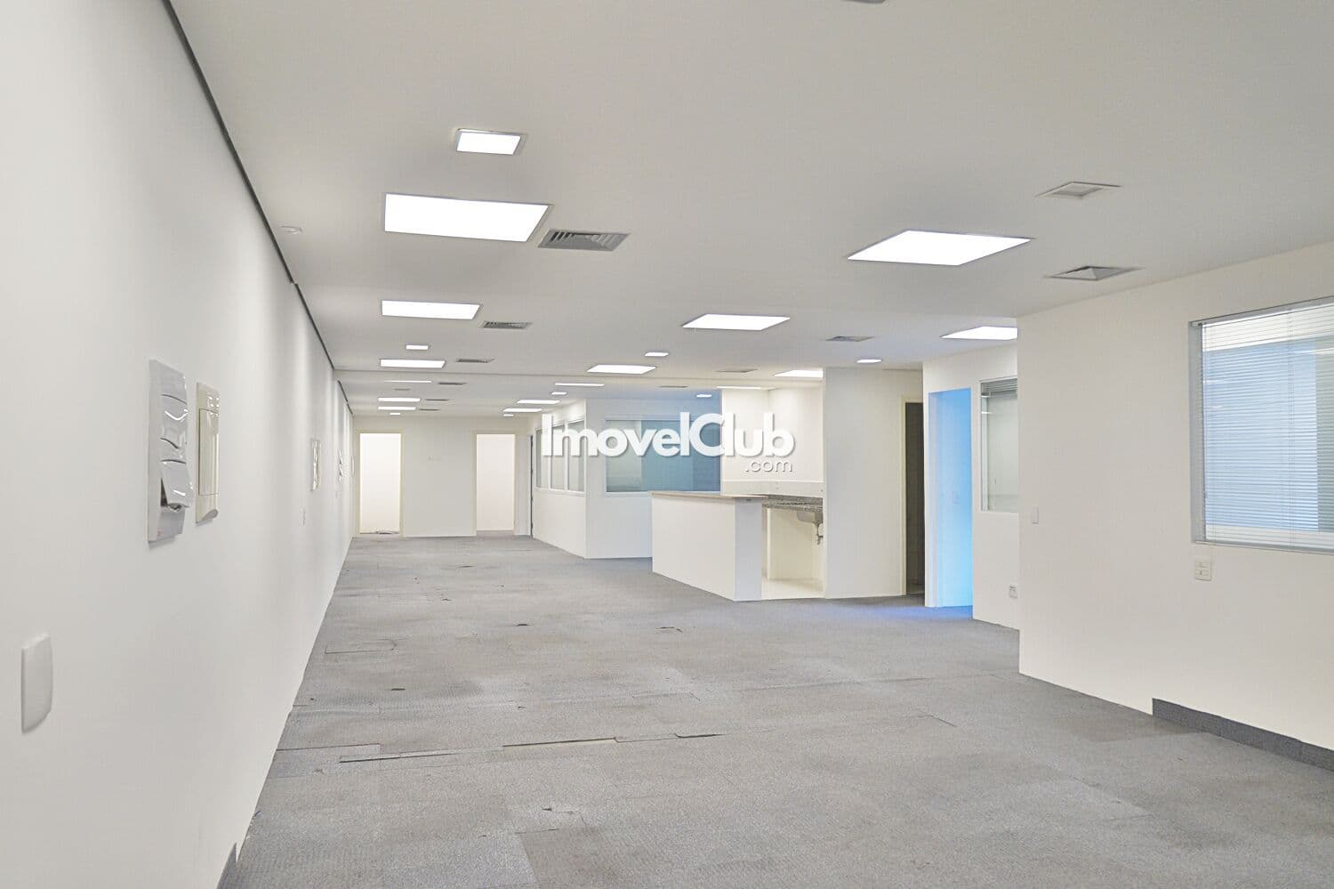 Sala Comercial em Alphaville para alugar com 153,00 metros, com 03 vagas no estacionamento.
