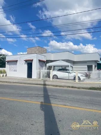 Casa com sala comercial em Brusque