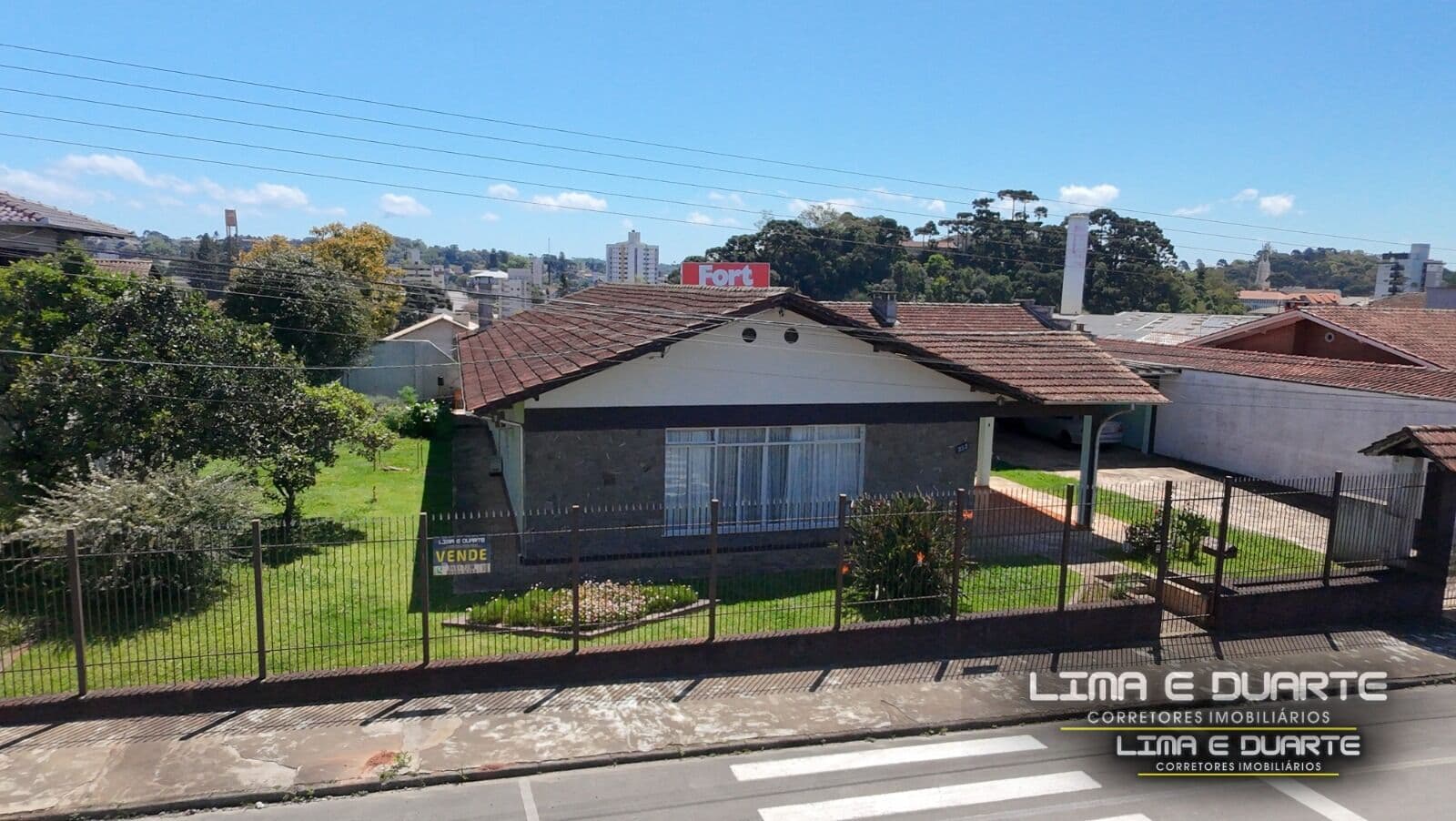 Casa de Alvenaria c/ 266,26 m2 e terreno c/ 750,00 m2 - B. Schramm