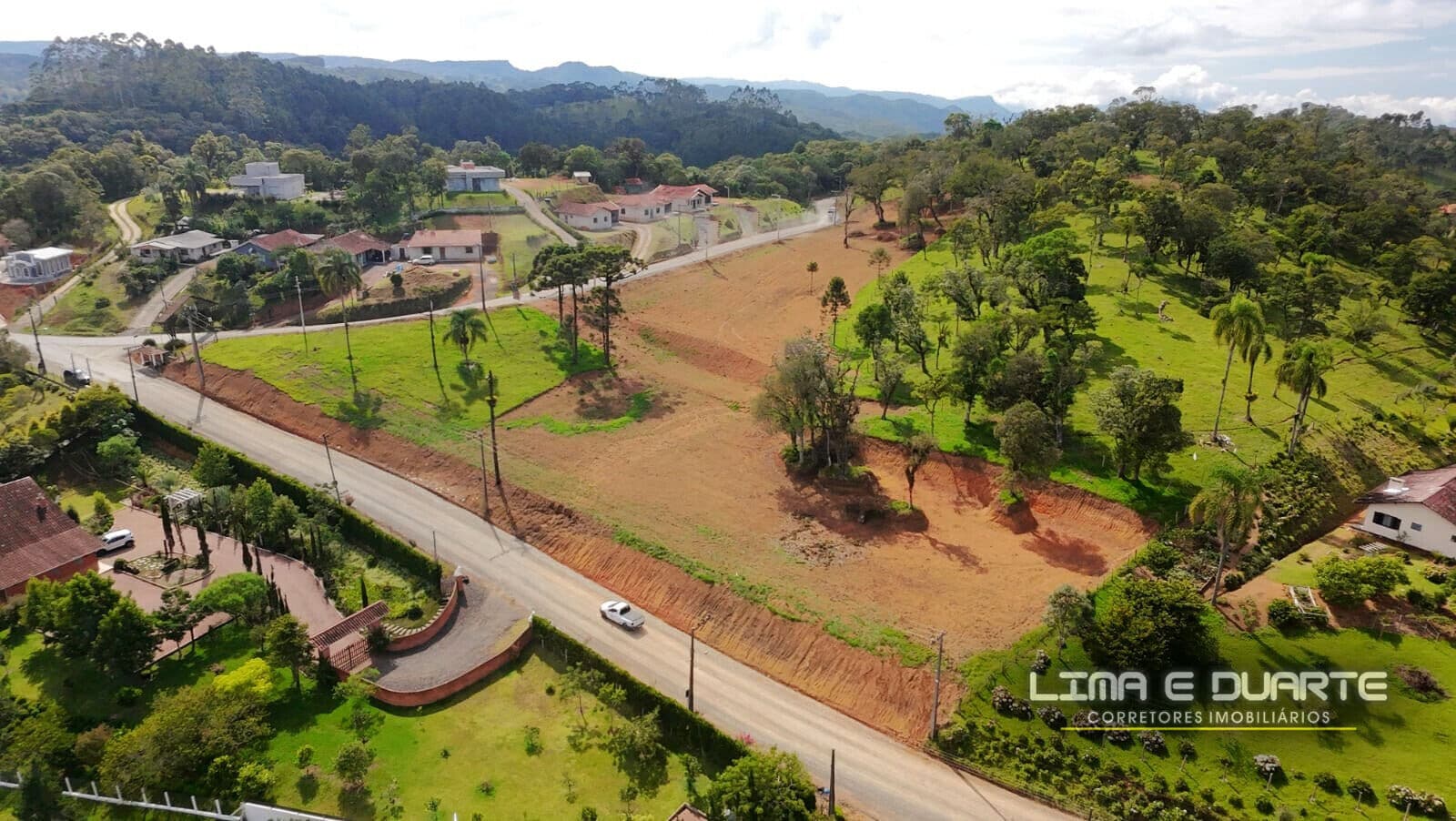 Terrenos com área de 416,00 m2 - Pronto p/ construir - B. Rio Vermelho Estação