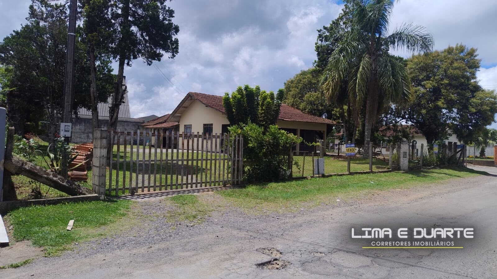 Casa de Alvenaria c/110 m2 e terreno de esquina c/ 879,90 m2 - B. 25 de Julho