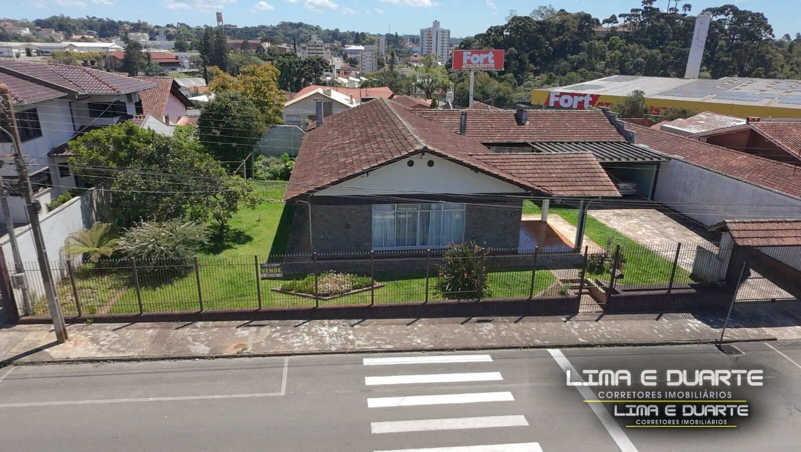 Casa de Alvenaria c/ 266,26 m2 e terreno c/ 750,00 m2 - B. Schramm