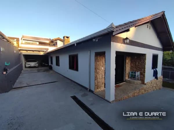 Casa de Alvenaria c/ 236,00 m2 - B. 25 de Julho