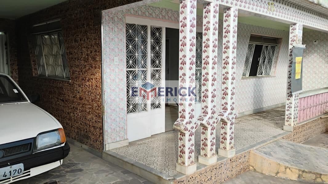 ÓTIMO PARA SEU COMÉRCIO! Casa em Benfica com 3 quartos, garagem para 5 carros e galpão, Juiz de Fora/MG
