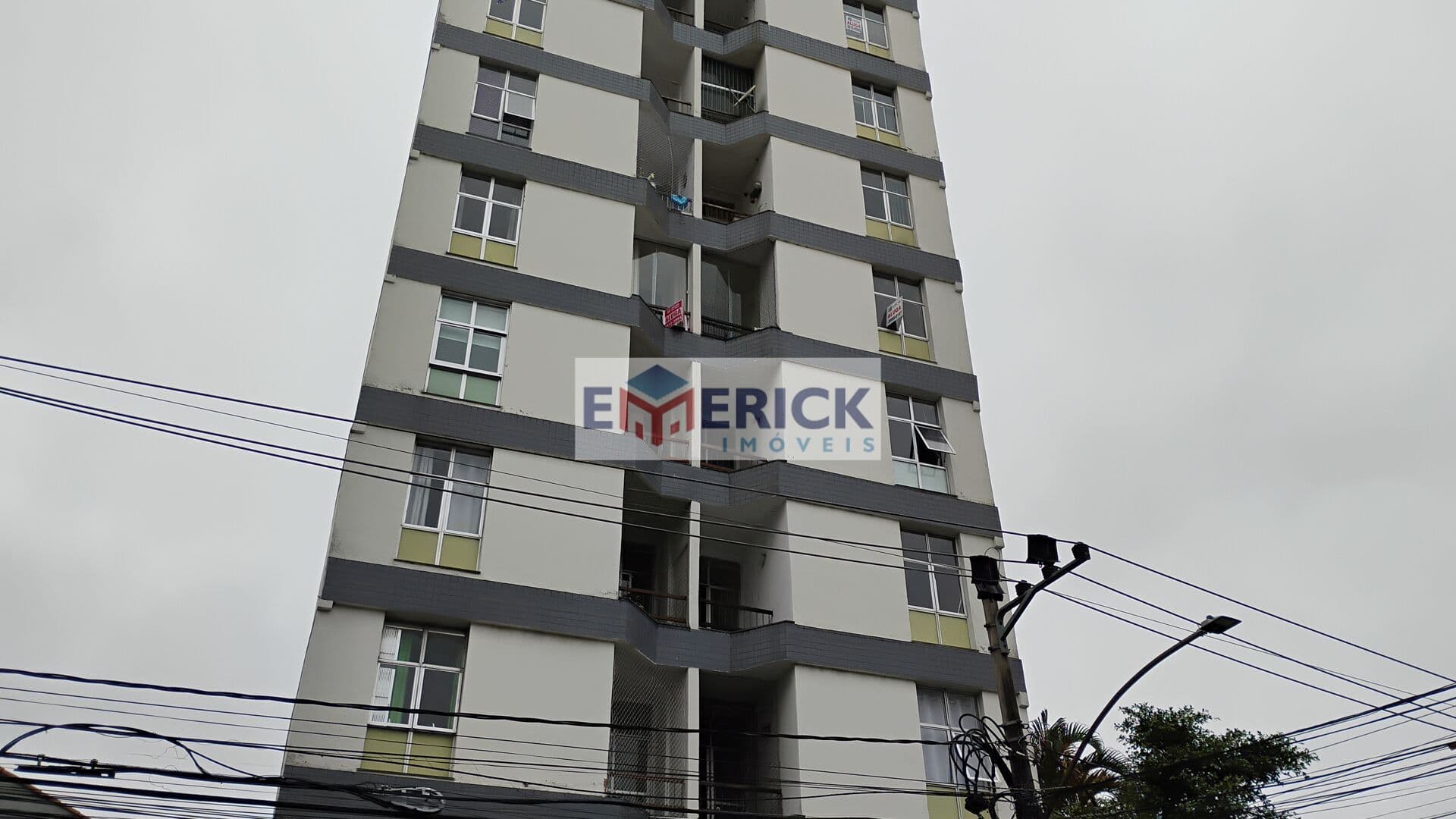 Apartamento de 1/4 na Av. Adradads em frente a Universo - Juiz de Fora/MG