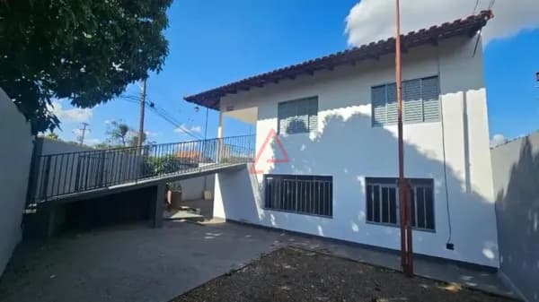 Casa com 3 Quartos à Venda, 294m² por R$790.000,00, Vila Ipiranga, Londrina-PR