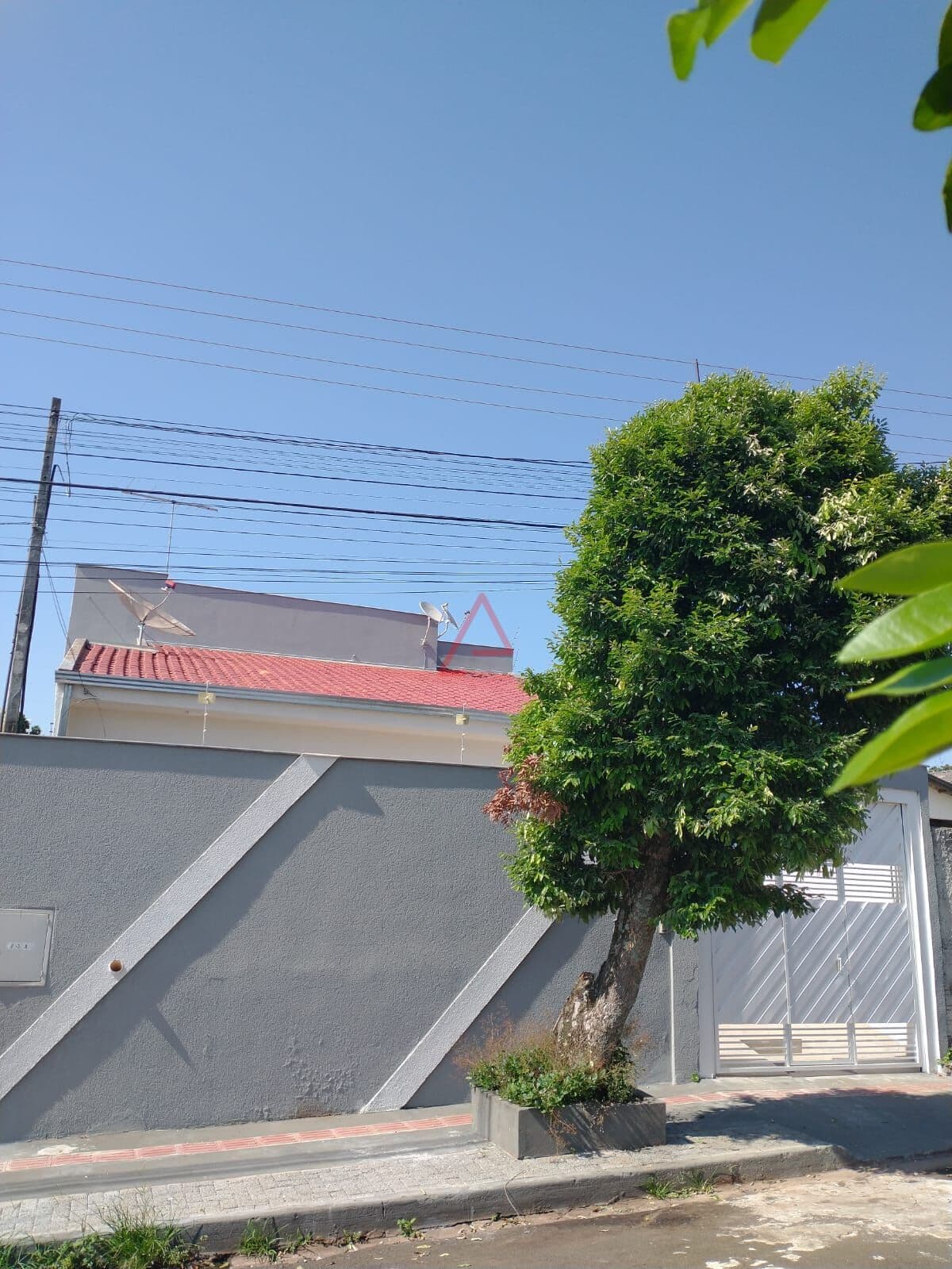 Casa com 3 quartos (2 suítes) à Venda, 174m² por R$ 630.000,00, Londrina-PR