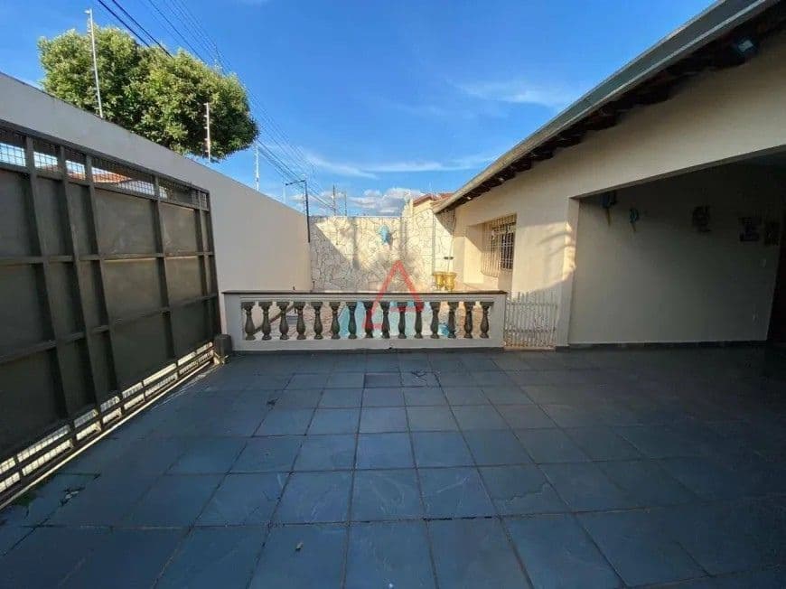 Casa com 3 Quartos e Piscina à Venda, 189m² por R$750.000,00, Pinheiros, Londrina-PR