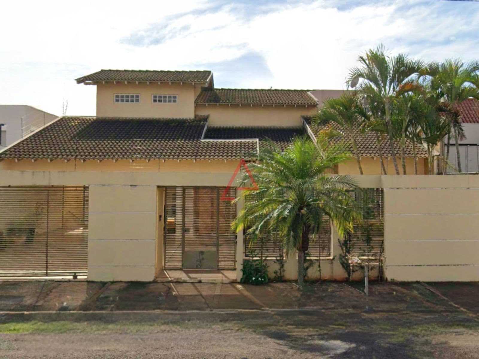 Casa com 4 Quartos (2 Suítes) à Venda, R$2.100.000,00, Aurora, Londrina-PR