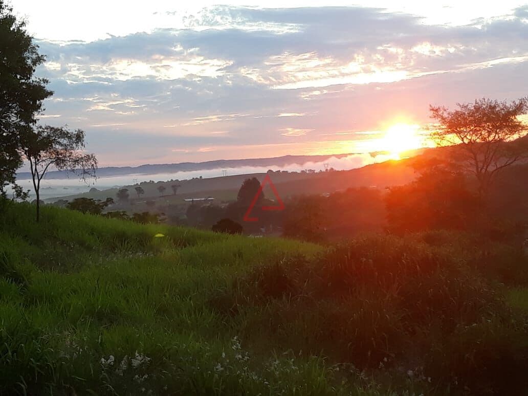 Chácara à Venda no Condomínio Itauná – 5.000 m² com Vista Panorâmica e Casa Estilo Chalé