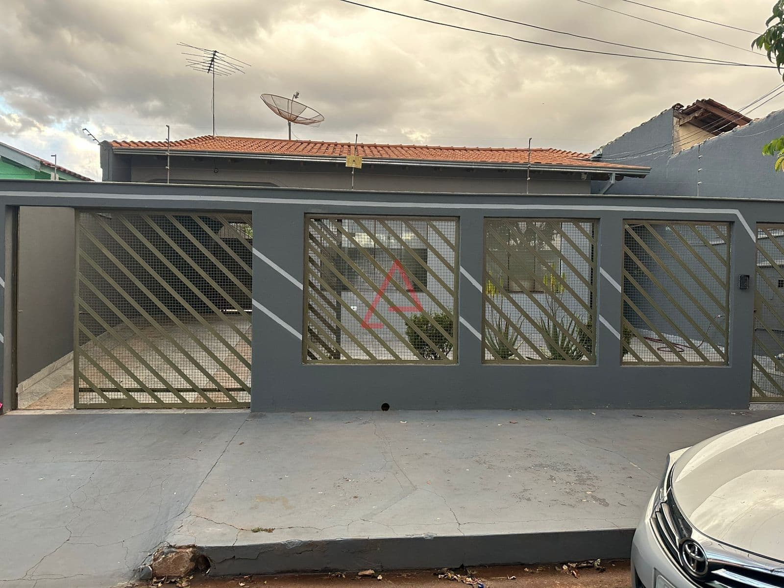 Casa com 2 Quartos e edicula à Venda, 140m² por R$675.000,00, Londrina-PR
