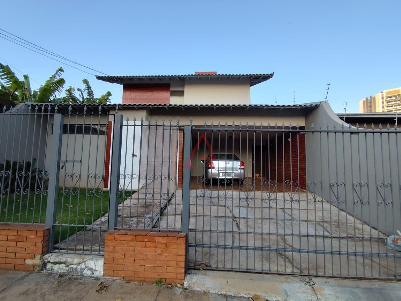 Casa com 5 quartos (2 suítes) à Venda, 286,5m² por R$960.000,00, Jd. Santo Amaro, Londrina-PR