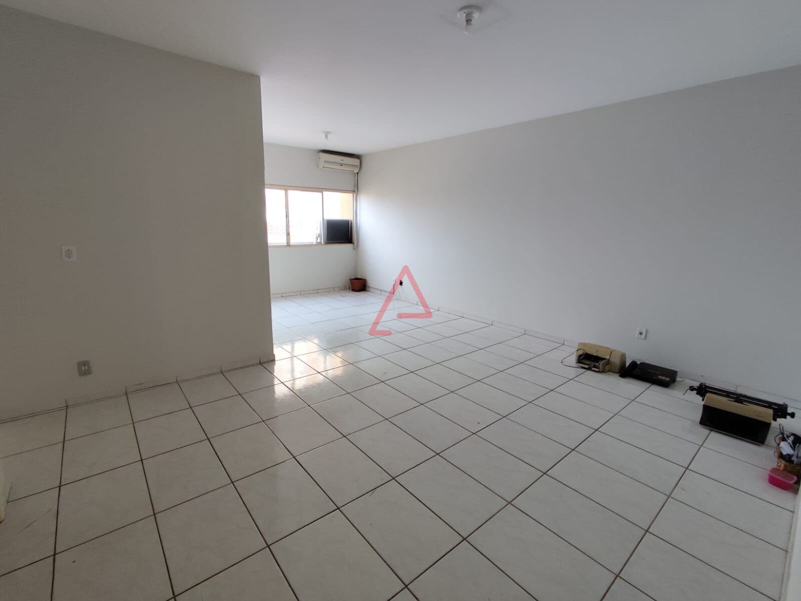 Apartamento com 3 Quartos (Suíte) à Venda, 99m² por R$300.000,00, Centro, Londrina-PR