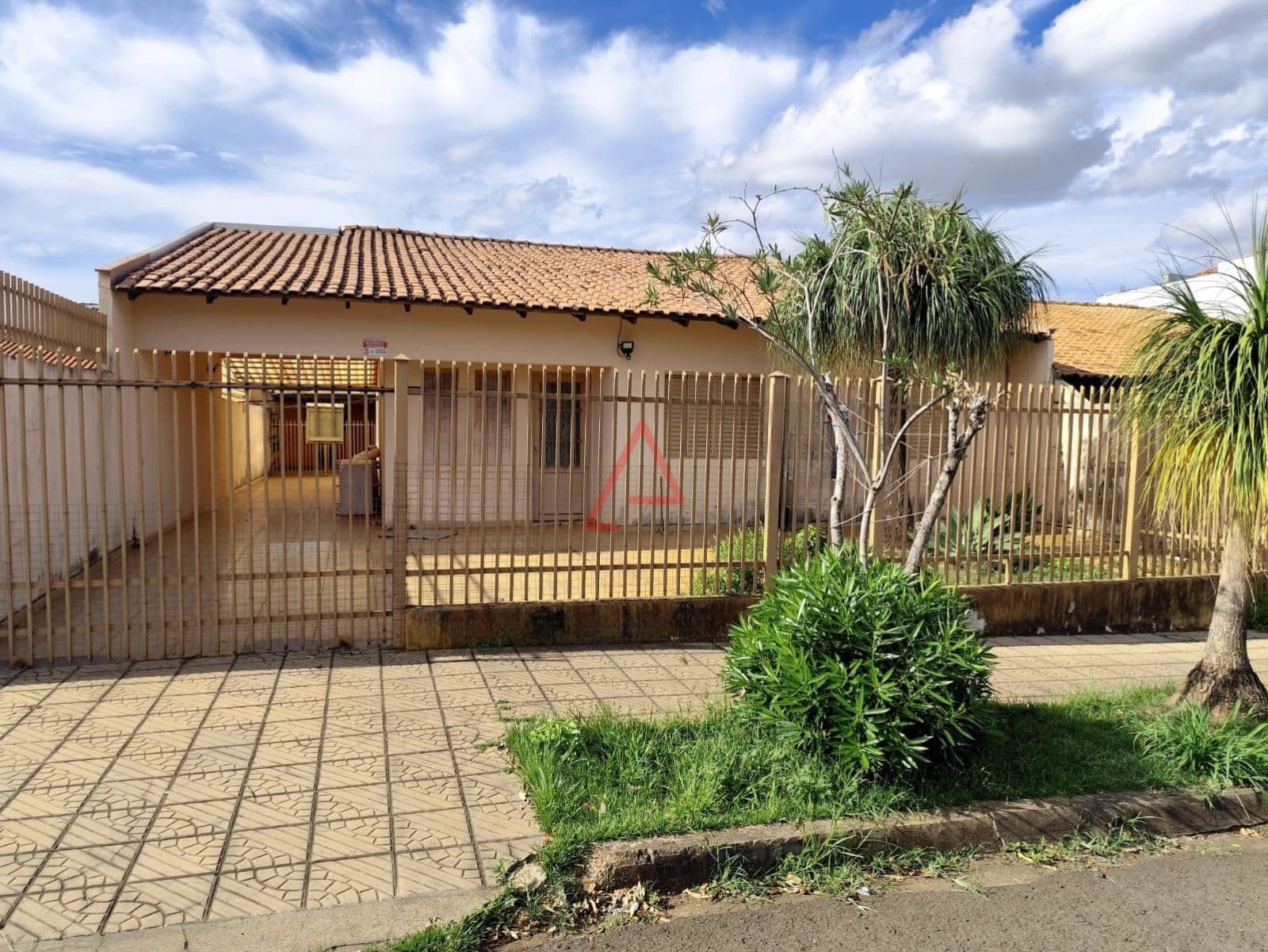 Casa com 3 Quartos e Edícula à venda, 207 m² por R$ 570.000,00 - Pinheiros - Londrina/PR