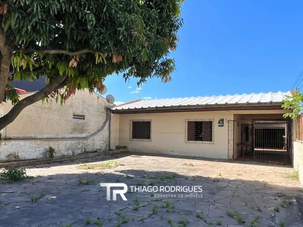 Casa térrea à venda no Centro de Canoas com amplo terreno e potencial comercial
