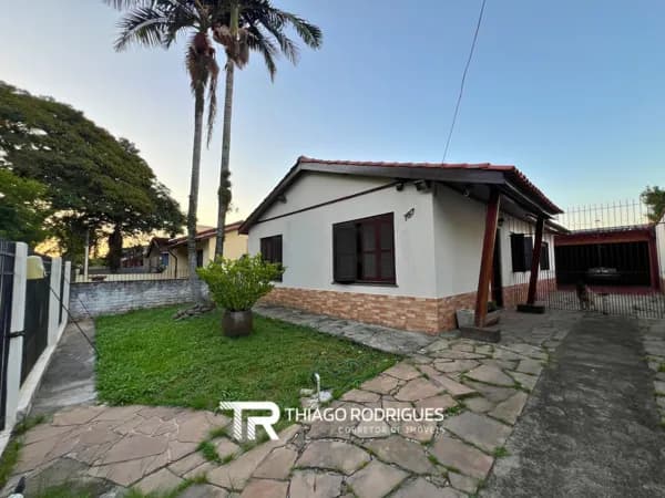 Casa térrea à venda com 4 dormitórios no bairro Harmonia em Canoas, terreno de 300 m² e frente para área verde